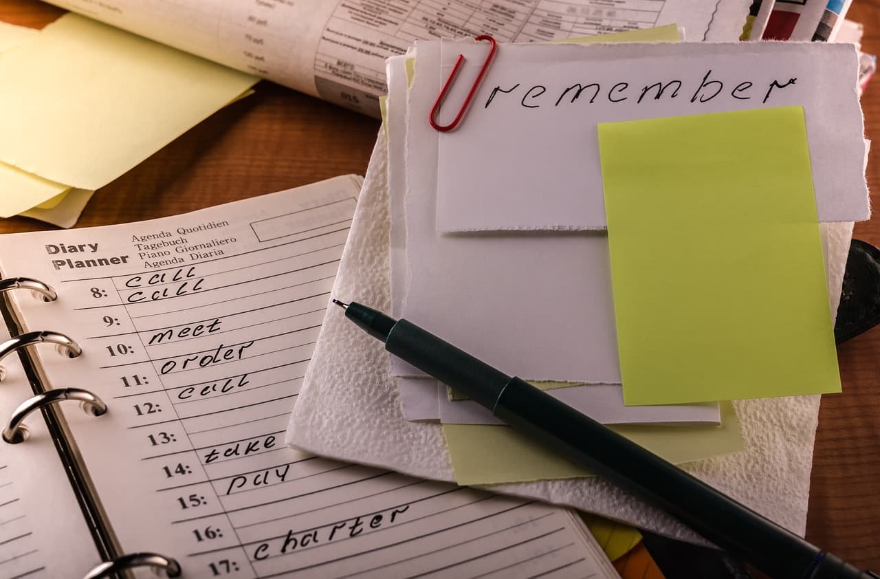 Sfrustrowany dyspozytor z powodu wylanej kawy na notes